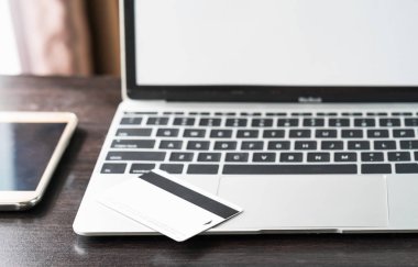 Akıllı telefon, dizüstü bilgisayarda kredi kartı