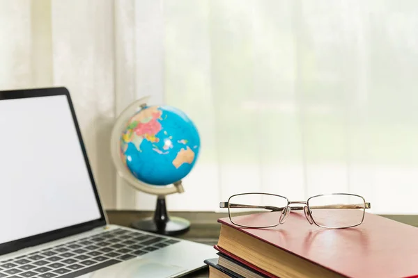 Brille und Buch neben dem Fenster — Stockfoto