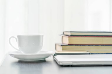 Kahve fincanı ve masadaki kitap