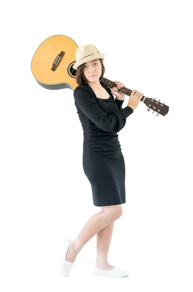 어깨에 어쿠스틱 기타를 들고 여자 — 스톡 사진