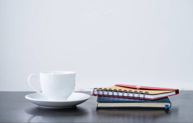 Masada kahve bardağı ve defter