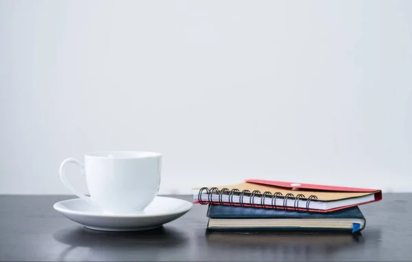 Taza de café y portátil en el escritorio —  Fotos de Stock