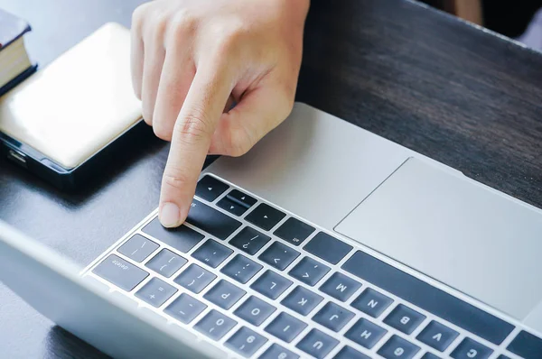 Maschio che lavora con computer portatile sul tavolo — Foto Stock