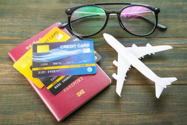 Ahşap masada pasaport ve kredi kartı