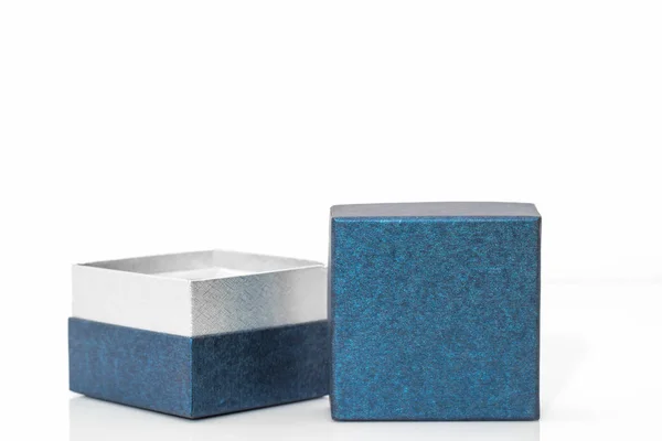 Caixa de presente aberta azul no fundo branco — Fotografia de Stock