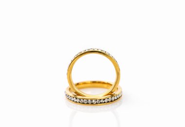 Beyaz arkaplanda altın alyanslar