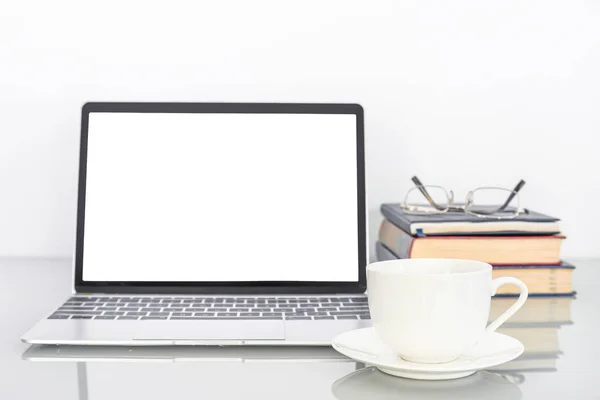 Laptop-Bildschirm-Attrappe und Kaffeetasse auf dem Tisch — Stockfoto