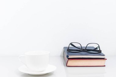 Kahve fincanı ve eski kitaplar 