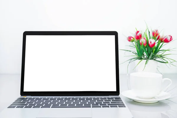 Mockup per laptop e tazza di caffè con fiore — Foto Stock