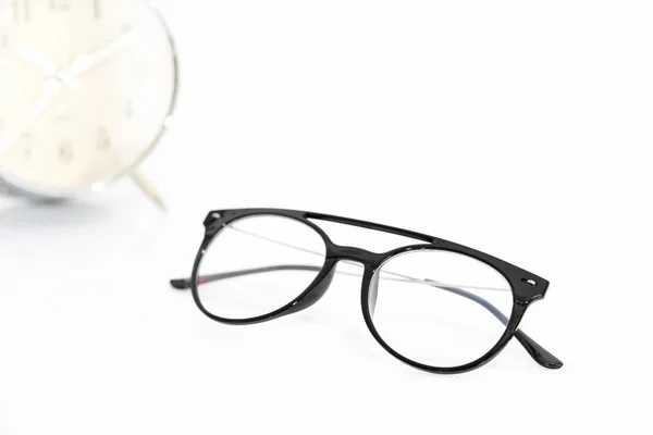 Gafas de ojo con despertador en blanco —  Fotos de Stock