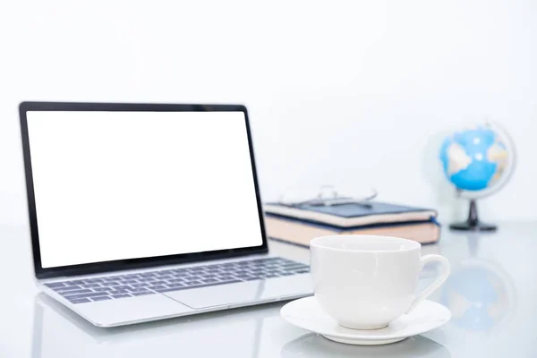 Laptop-Attrappe und Kaffeetasse auf dem Tisch — Stockfoto