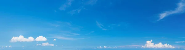 Nuvem fofa panorâmica no céu azul — Fotografia de Stock