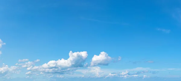 蓝天上蓬松的全景云彩 — 图库照片