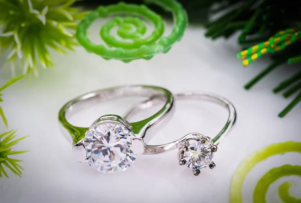Anéis de casamento de diamante no fundo branco — Fotografia de Stock
