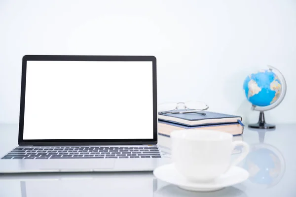 Laptop-Attrappe und Kaffeetasse auf dem Tisch — Stockfoto