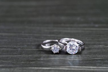 Siyah arkaplanda elmas alyanslar 