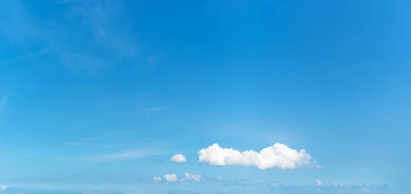 Panoramiczny puszysty obłok na błękitnym niebie — Zdjęcie stockowe