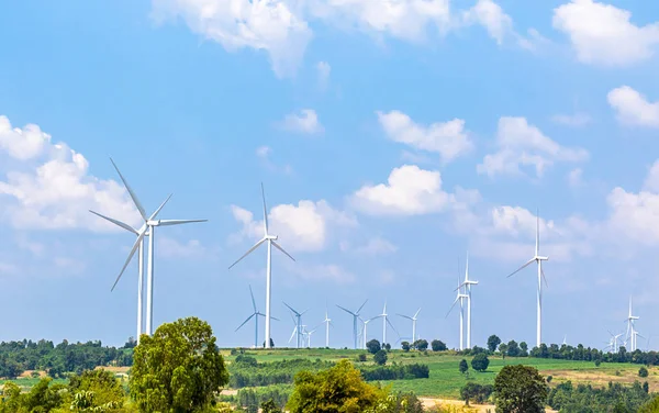 Generatori di turbine eoliche allineano le colline — Foto Stock