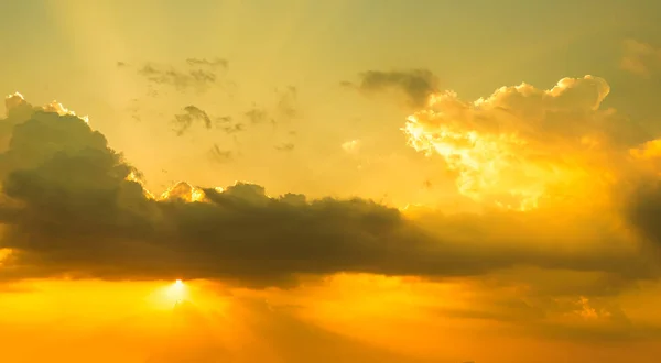 Cielo al tramonto con nuvola nel tempo del crepuscolo — Foto Stock