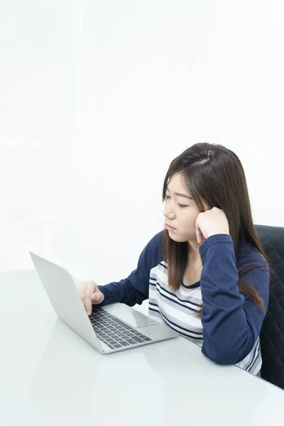 Junge Studentin Sitzt Mit Laptop Wohnzimmer Schreibtisch Und Lernt Online — Stockfoto