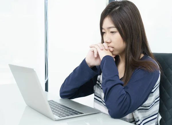 Junge Studentin Sitzt Mit Laptop Wohnzimmer Schreibtisch Und Lernt Online — Stockfoto