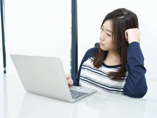 Giovane Studentessa Seduta Salotto Utilizzando Computer Portatile Alla Scrivania Che — Foto Stock