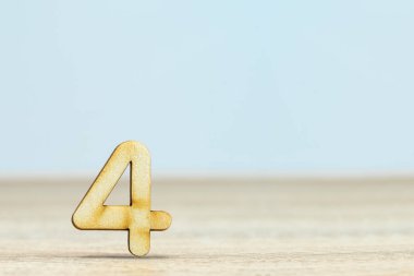 Dört numaralı kopya alanı olan ahşap rakamları kapatın.