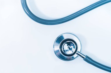 Tıbbi konsept olarak sağlık laboratuarı masasında doktor kontrolü için tıbbi steteskop