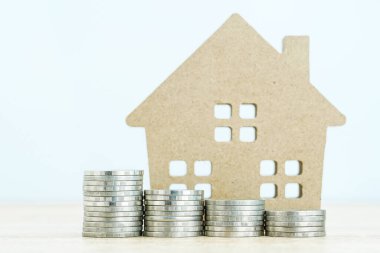 Ev modeli ve para yığını finans ve bankacılık konsepti için masanın üzerinde