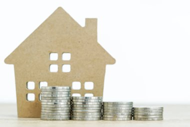 Ev modeli ve para yığını finans ve bankacılık konsepti için masanın üzerinde