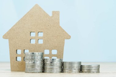 Ev modeli ve para yığını finans ve bankacılık konsepti için masanın üzerinde