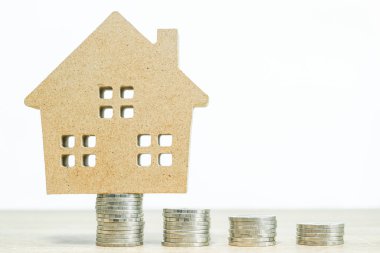Ev modeli ve para yığını finans ve bankacılık konsepti için masanın üzerinde