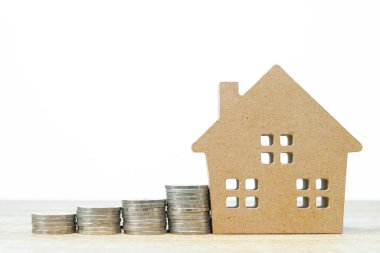 Ev modeli ve para yığını finans ve bankacılık konsepti için masanın üzerinde