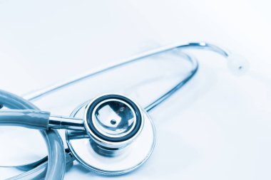 Tıbbi konsept olarak sağlık laboratuarı masasında doktor kontrolü için tıbbi steteskop