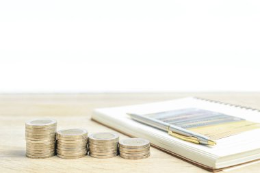 Finans ve bankacılık konsepti için masada kredi kartı bulunan notlar ve paralar