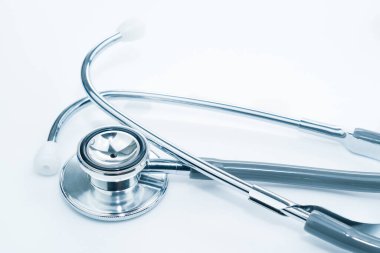 Tıbbi konsept olarak sağlık laboratuarı masasında doktor kontrolü için tıbbi steteskobu hazırlayın.