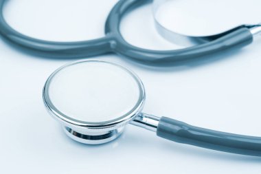 Tıbbi konsept olarak sağlık laboratuarı masasında doktor kontrolü için tıbbi steteskobu hazırlayın.