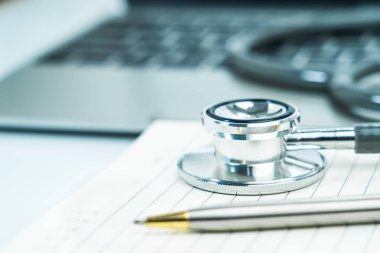 Not defterine tıbbi konsept olarak doktor kontrolü için tıbbi stetoskop