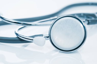 Tıbbi konsept olarak sağlık laboratuarı masasında doktor kontrolü için tıbbi steteskobu hazırlayın.