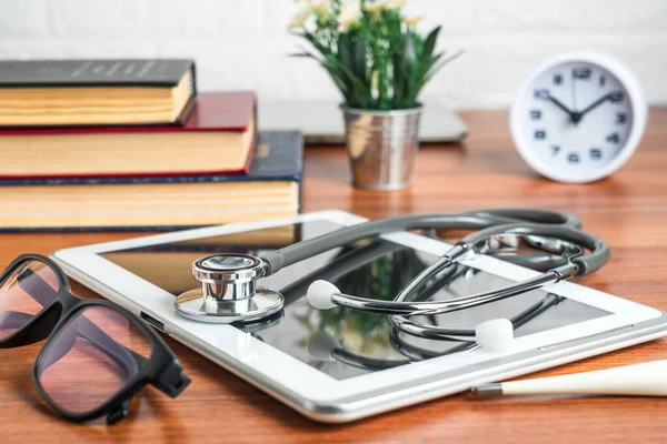 Medicinskt Stetoskop För Läkarkontroll Med Tablettdator Läkarbordet Som Medicinskt Koncept — Stockfoto