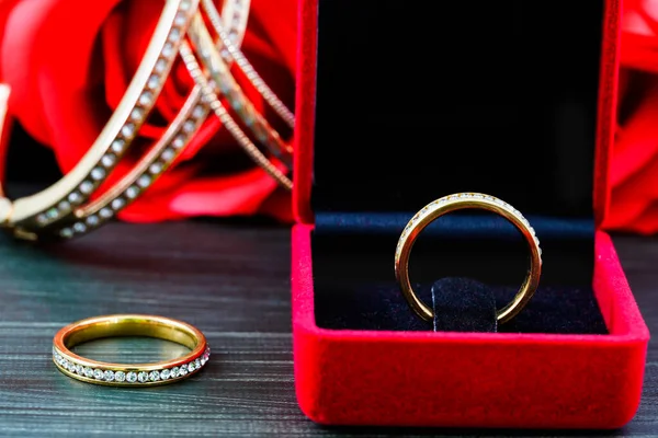 赤い宝石箱にダイヤモンドの結婚指輪を閉じます — ストック写真