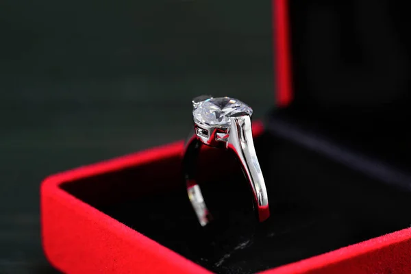 Anello Diamanti Vicino Scatola Gioielli Rossa — Foto Stock