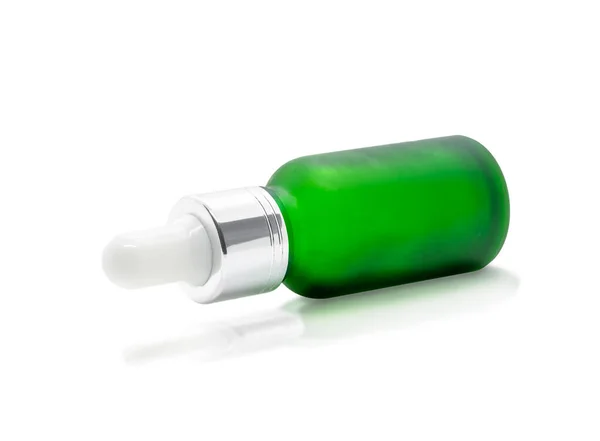 白色背景的绿色玻璃杯滴液瓶 化妆品设计用软垫 — 图库照片