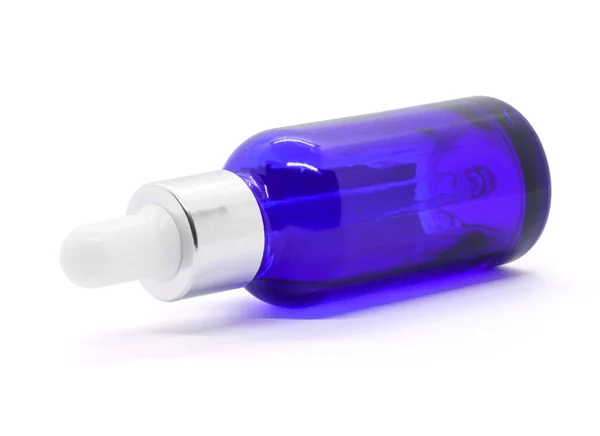 Niebieska Butelka Kroplomierzem Szkła Białym Tle Mockup Projektowania Produktów Kosmetycznych — Zdjęcie stockowe