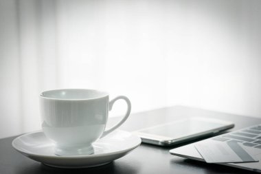 Ofisteki kahve fincanını ve laptopunu kapat.