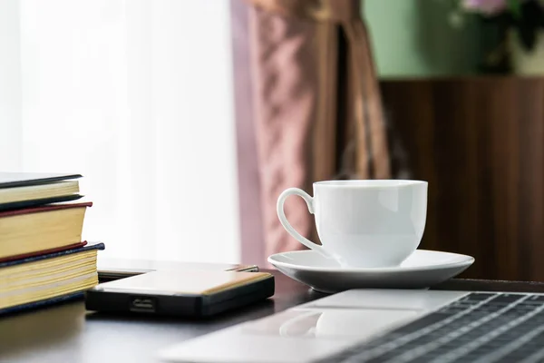 Close Kaffeetasse Und Laptop Mit Buch Auf Dem Tisch Büro — Stockfoto