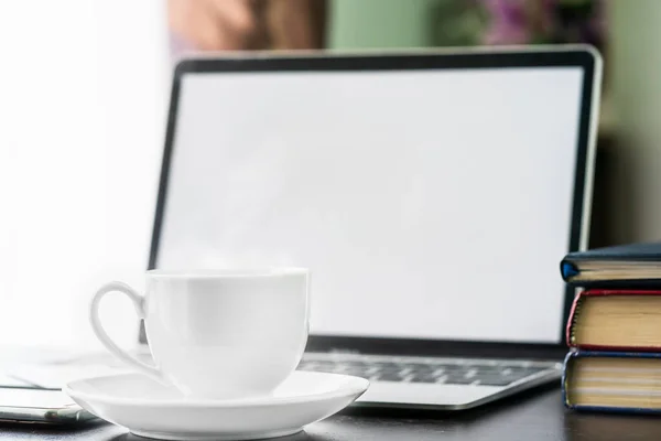 Close Kaffeetasse Und Laptop Mit Buch Auf Dem Tisch Büro — Stockfoto