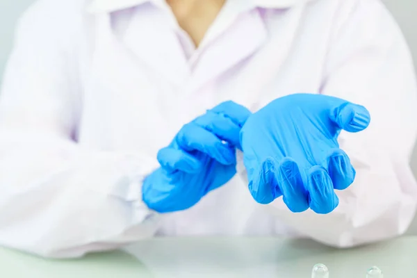 Close Επιστήμονας Χέρια Βάζοντας Νιτρίλιο Μπλε Γάντια Λάτεξ Laptop Φορώντας — Φωτογραφία Αρχείου