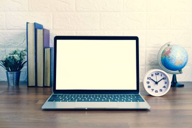 Güvertede boş ekran dizüstü bilgisayar, evde dizüstü bilgisayarı olan işyeri, çalışma formu ev konsepti