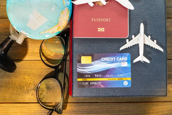 Cartão Crédito Modelo Avião Mesa Madeira Preparação Para Viajar Conceito — Fotografia de Stock